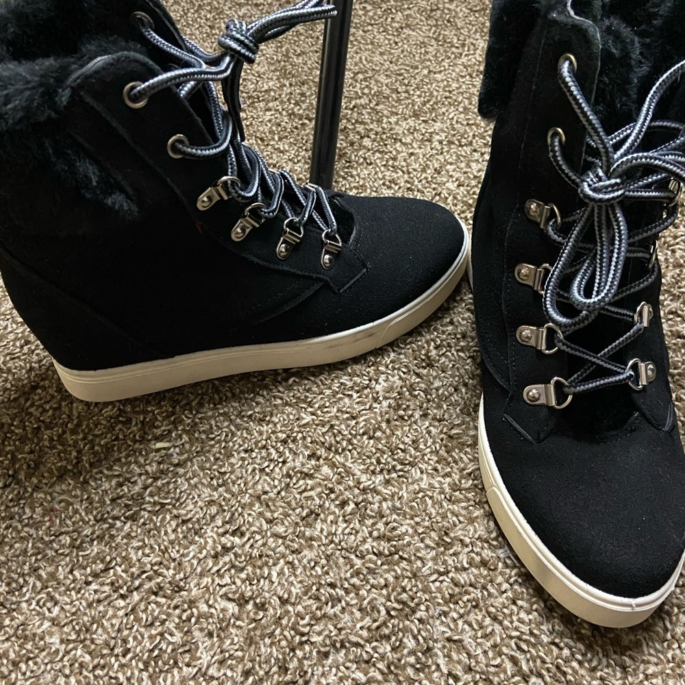 They did not fit me, they are a bit small.